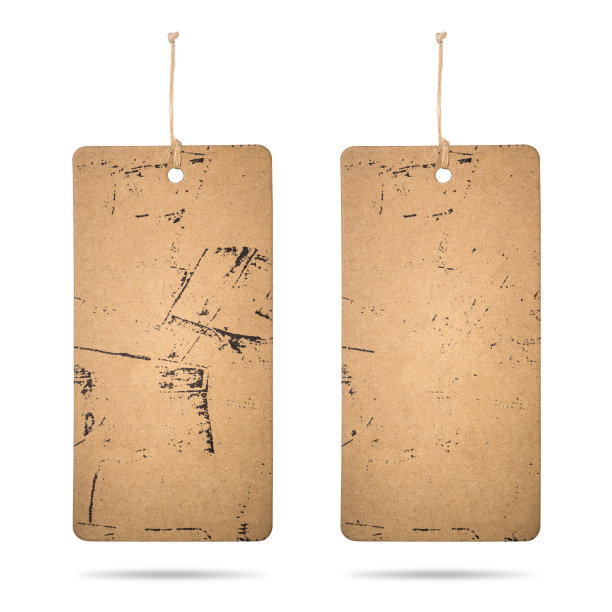 在白色背景上悬挂有绳子的硬纸板标签。你设计的棕色纸标签。图片下载