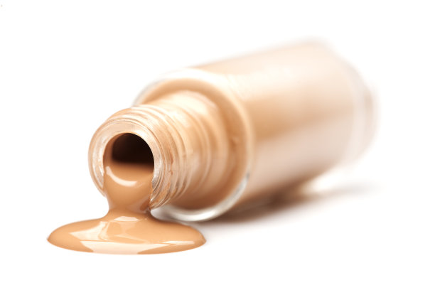 一个玻璃瓶和从其中提取的液体基图片下载