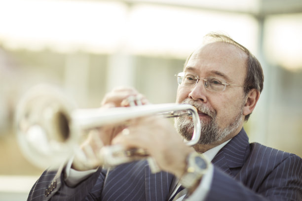 专业的音乐家用管乐器演奏乐曲图片下载