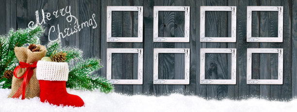 圣诞老人的靴子和袋子在木墙背景与相框图片下载