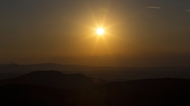 美丽的日落在西班牙的山上。图片下载