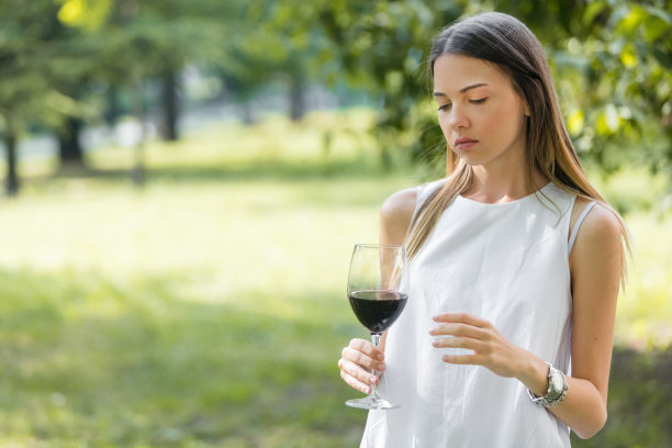 悲伤的女人与酒图片下载