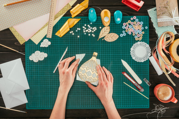 女人用纸制作气球草图的局部照片图片下载