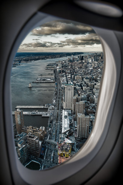 透过飞机窗户看到的纽约市的天际线图片下载