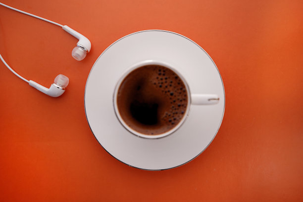 一杯香浓的咖啡和耳机图片下载