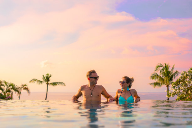 情侣在泳池里放松素材图片