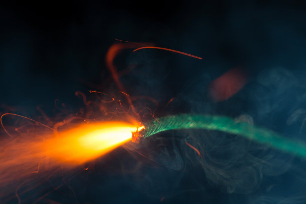 燃烧的引信与火花在黑色背景图片下载