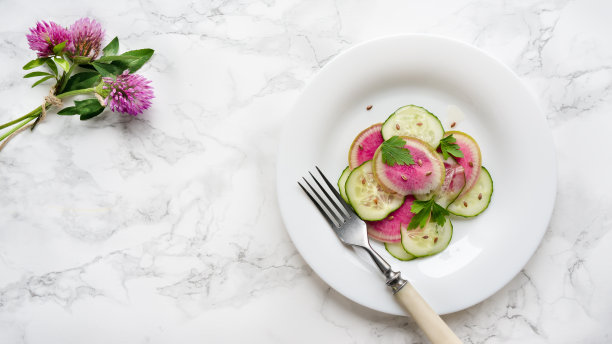 用白萝卜、黄瓜和亚麻籽做成的沙拉。宽格式。素材图片