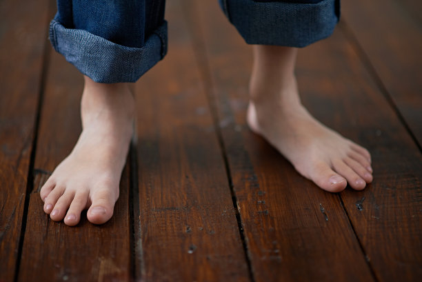 光着脚的男孩在木地板上图片下载