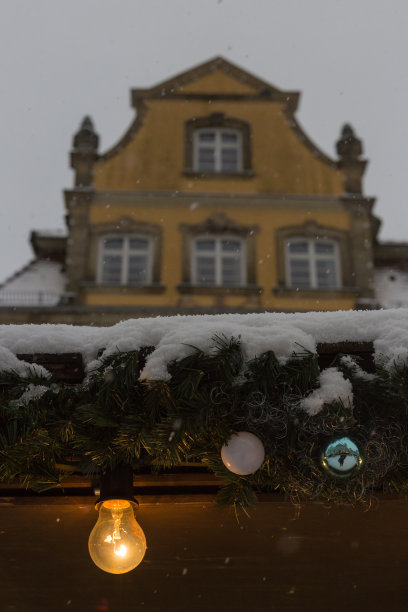 12月3日来临之际，圣诞市场上的彩灯和装饰纷纷落下图片下载