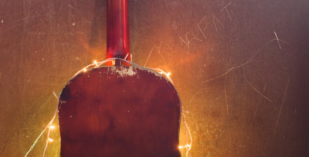 旧的原声吉他，加上垃圾摇滚背景的花环，图片下载