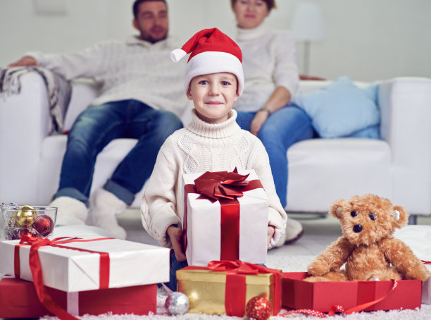 快乐的小男孩与圣诞礼物图片下载