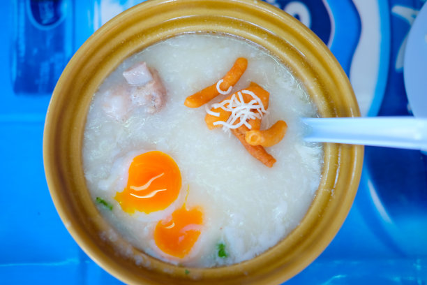 大米粥，大米粥，米汤，鸡蛋和猪肉图片下载