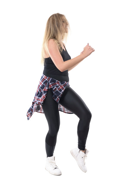 侧面的微笑热情的女人爵士舞和看着远离流动的凌乱的头发图片下载