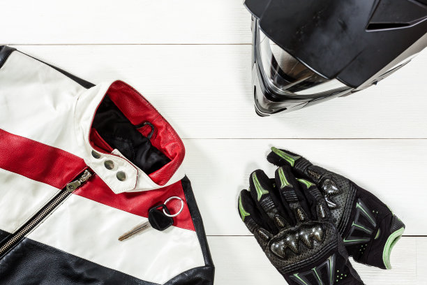 摩托车骑手的配件放置在白色木桌上。图片下载