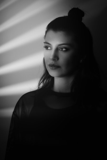 美丽的时尚女人脸。黑白照片。图片下载