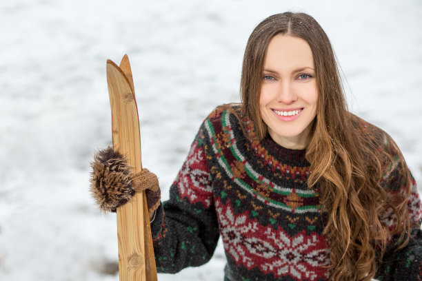 穿着复古滑雪板的漂亮女人图片下载