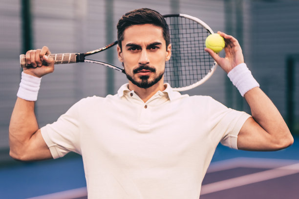 网球场上的男人。图片下载