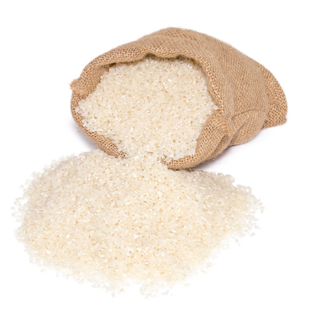 白米在粗麻袋上孤立白色图片下载