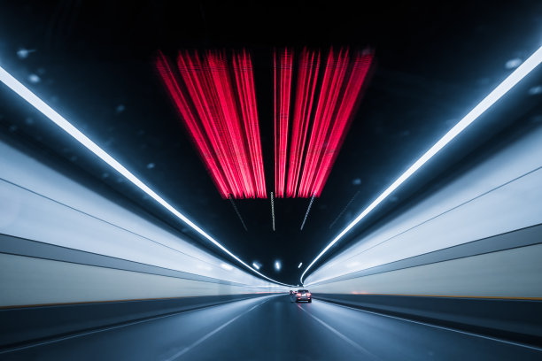 运动模糊了隧道中的汽车图片下载