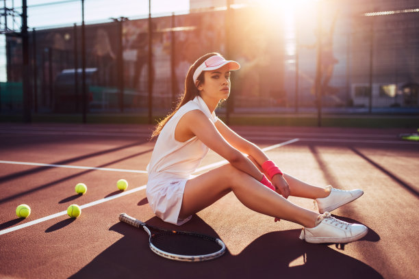 网球场上的女孩。图片下载