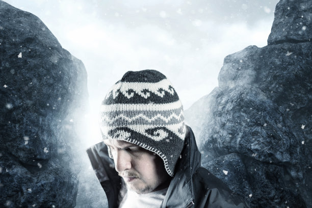 疲惫的徒步者在看山下的风景图片下载