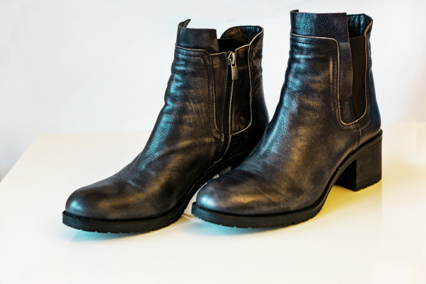 特写现代女士的靴子。图片下载