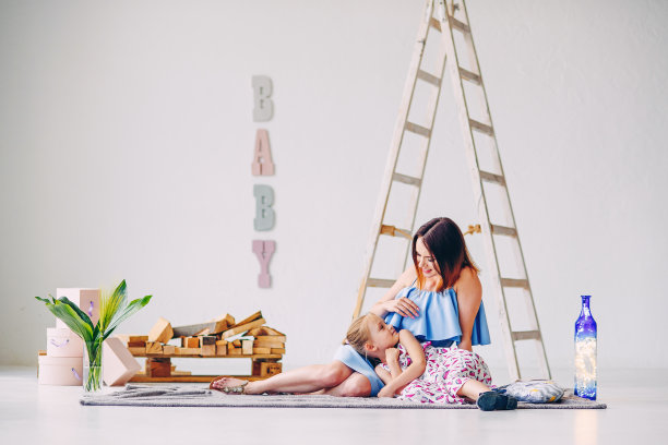 小女孩和她妈妈玩得很开心图片下载