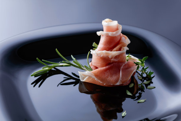 香熏火腿加百里香和迷迭香。图片下载