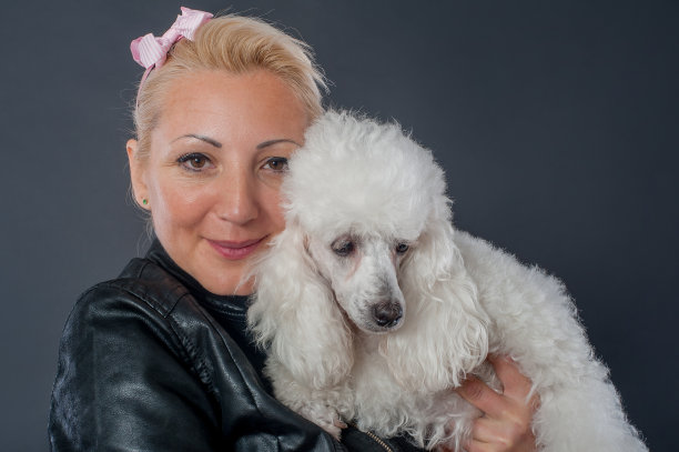 一个美丽的年轻女人拥抱她美丽的狗的肖像图片下载