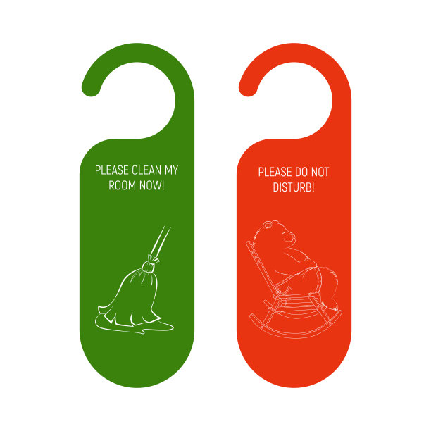酒店门的隐私悬挂。扫把和熟睡的熊。图片下载