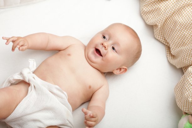 穿尿布的男婴图片下载