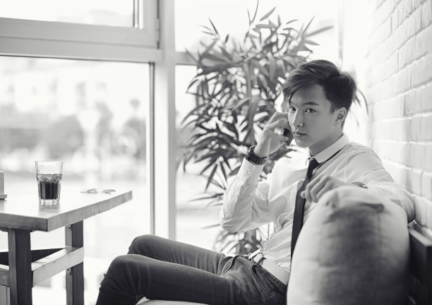 一位年轻的亚洲商人正在一家咖啡馆里等合伙人。部图片下载