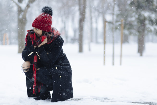 女孩在雪图片下载