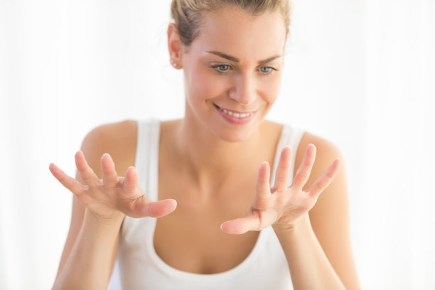 女人在家里晒指甲。法国修指甲图片下载