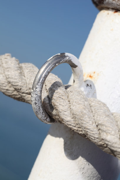 穿入铁环的绳子图片下载