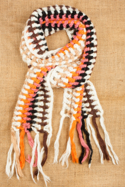 羊毛围巾孤立在亚麻背景上。图片下载