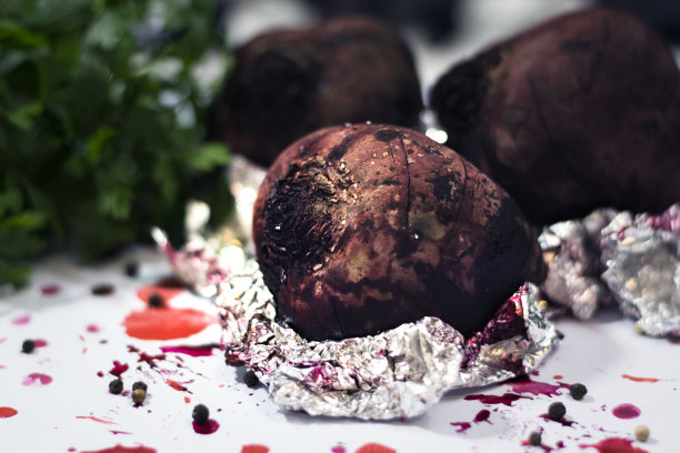 白底烤甜菜做圣诞汤。节日的食物。用铝箔烘烤图片下载