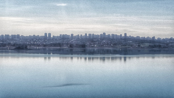 城池旁的高楼大厦图片下载