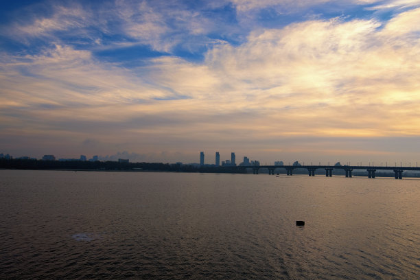 金色的光穿过云层。佩顿传奇金属桥的黎明，冬日清晨的风景照片。基辅,乌克兰。选择性聚焦广角镜头图片下载