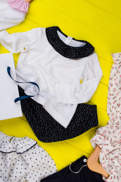 黄色背景上的新衣服图片下载