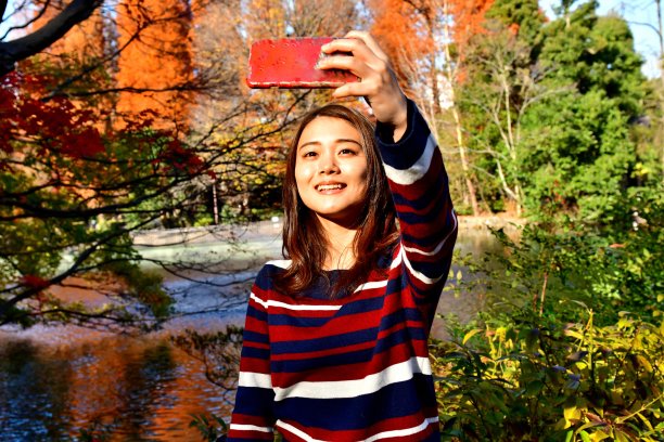 日本一名年轻女子在猪岛秋色公园自拍图片下载