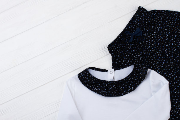 黑色和白色睡衣套装图片下载