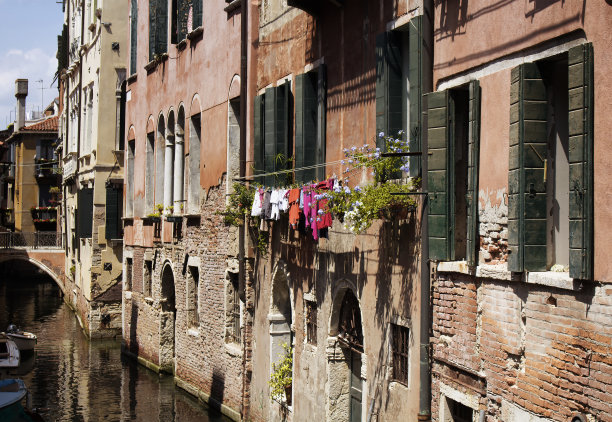在威尼斯/意大利的一个古老的、历史的、典型的建筑上挂着洗过的衣服。图片展示了该地区的文化和生活方式。图片下载