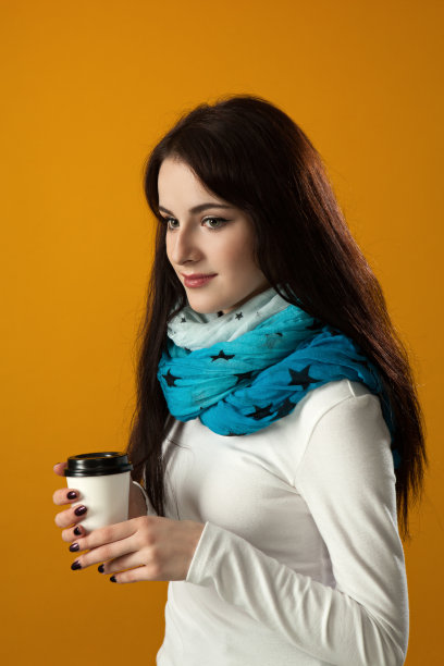 一个拿着咖啡的女孩的肖像图片下载