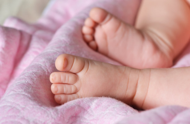 特写美丽的新生儿在一个粉红色的，柔软的毯子上睡觉。特写照片。图片下载