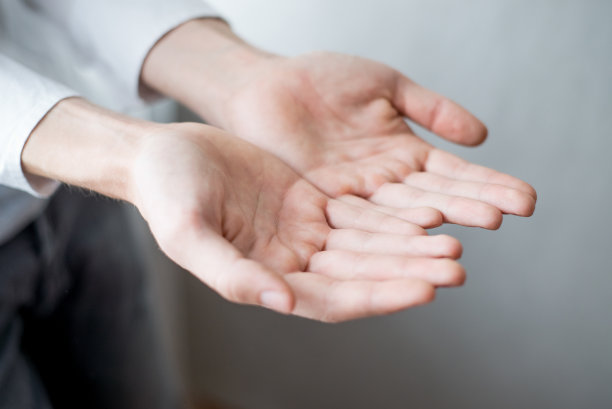 张开的杯状手的特写图片下载