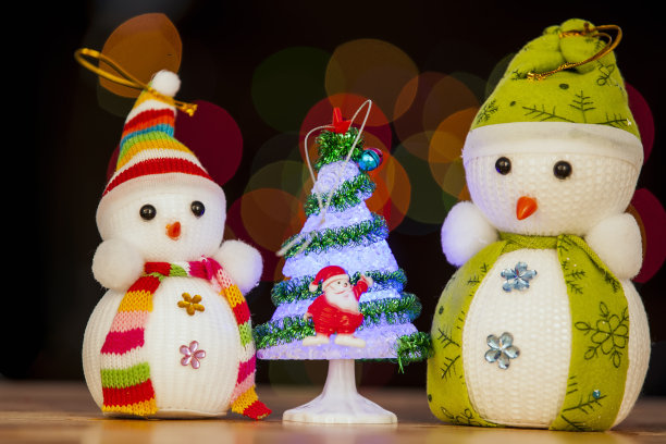 圣诞灯光背景下的节日雪人图片下载