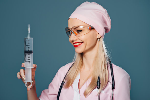 戴眼镜的医生手里拿着医疗工具图片下载