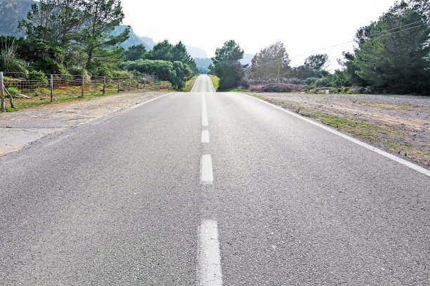 笔直的沥青乡村公路图片下载